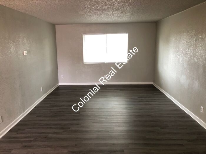 Primary Photo - Very nice 2 bedroom 1 bathroom apartment n...
