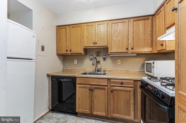 Kitchen - 9907 Blundon Dr