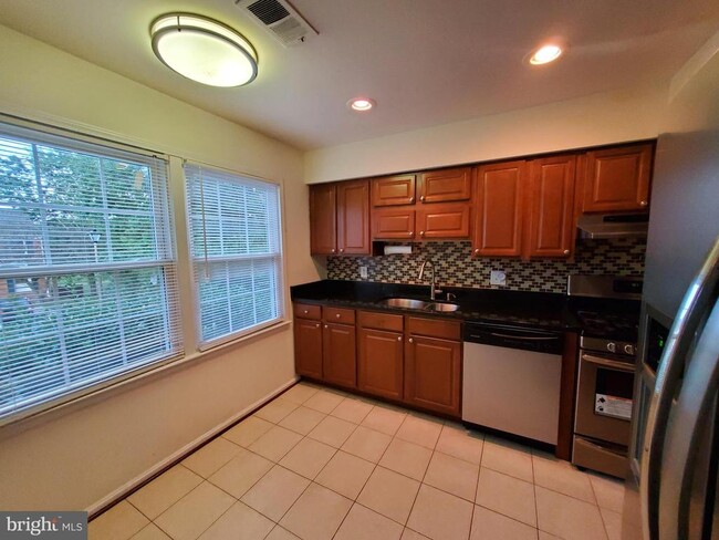 Building Photo - 2077 Pilgrim Dr