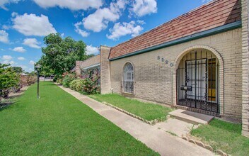 Building Photo - 8820 Bissonnet St