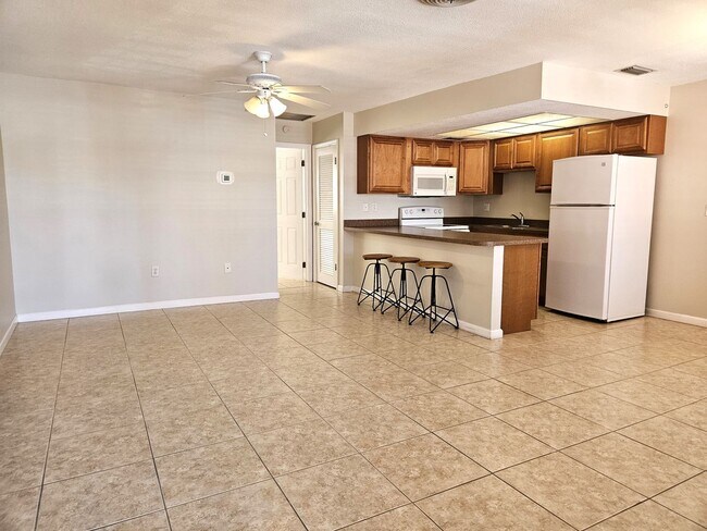 Foto del edificio - Annual 2nd Floor Condo For Rent located on...
