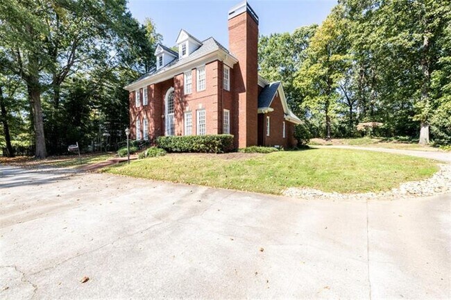 Foto del edificio - 1150 Goodwin Pl NE
