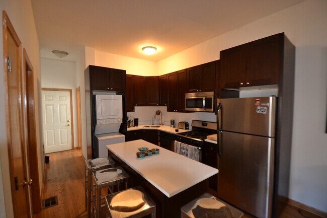 Foto del edificio - 3019 N Kenmore Ave