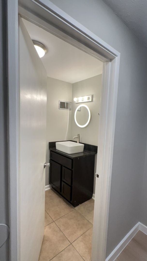 Building Photo - University Towers- FURNISHED 1bd/1ba Apart...