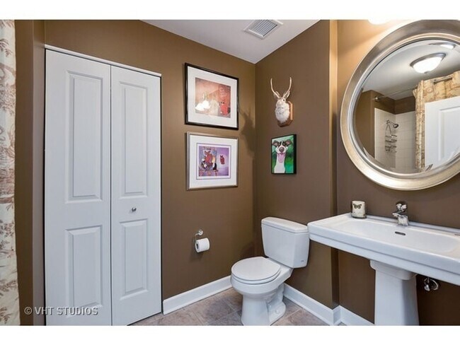 Building Photo - Southloop 2b2b comfortable living!
