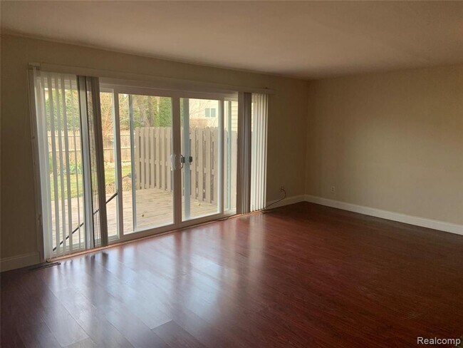 Foto del edificio - 6320 Laurentian Ct