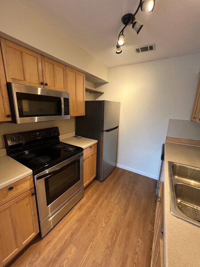 Building Photo - Freshly Updated Condo