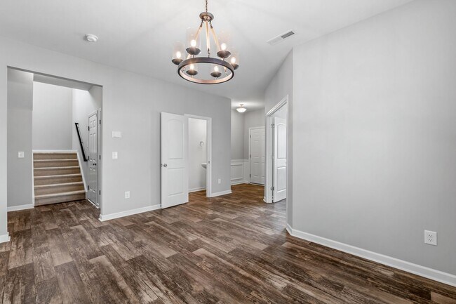 Foto del edificio - Newer Home in Reedy Fork, SS Appliance, Granite Counter-tops, Island, Office, Den, FP, Loft, Gara...