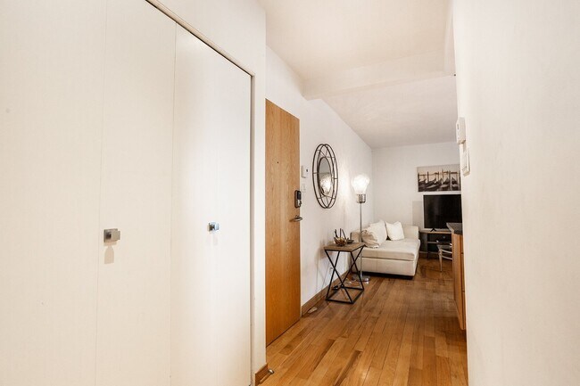 Building Photo - 1500 Ave des Pins Ouest