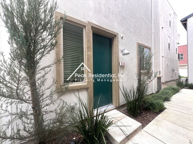Foto del edificio - Beautifully Updated 1bd/1ba Land Park Area Condo with 1 Car Garage!