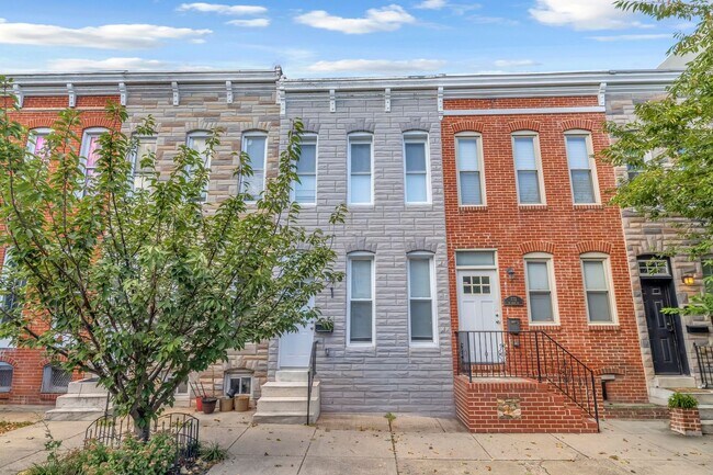 Foto del edificio - Stunning Fully Renovated 3-Bedroom, 3-Bathroom Row house in Prime Location.