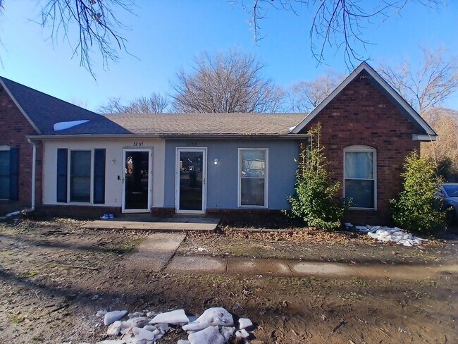 Foto del edificio - Spacious 3 Bedroom 2 Bath Duplex |  Open To Section 8