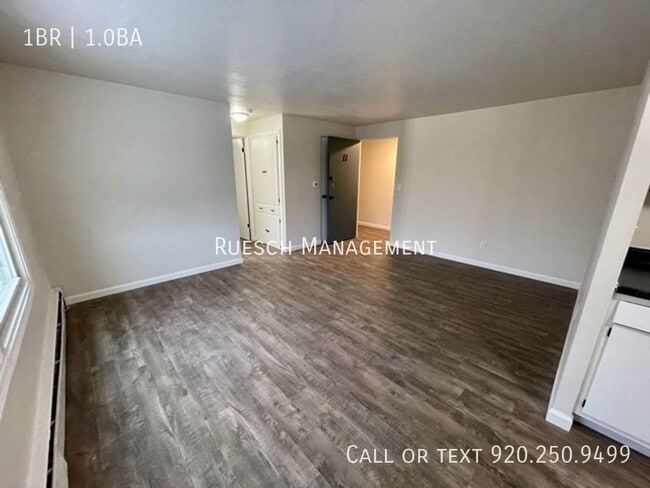 Building Photo - Recently Renovated 1 Bedroom Apartment Ava...