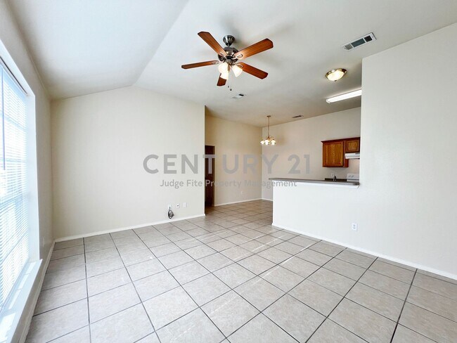 Foto del edificio - Cozy 3/2/1 Duplex in Crowley ISD For Rent!