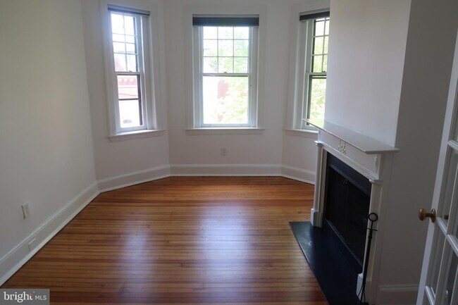 Foto del edificio - 3014 Dent Pl NW