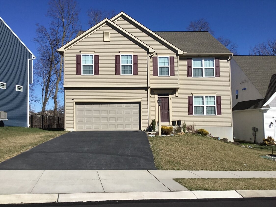 4 br, 3 bath House 12 BOBOLINK CT House Rental in Mechanicsburg, PA