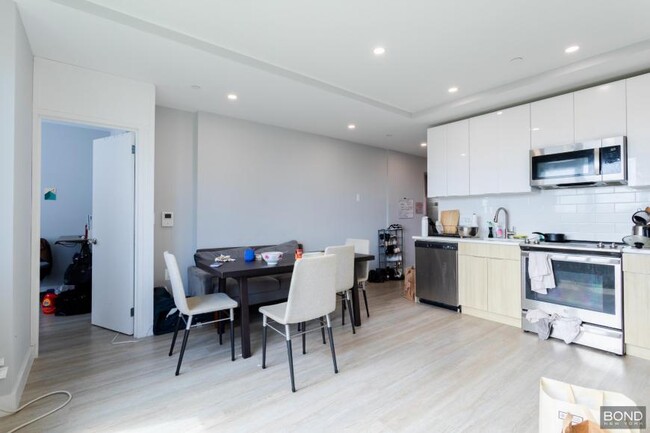 Foto del edificio - 3 bedroom in Queens NY 11102