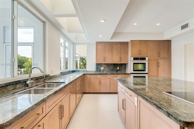 Foto del edificio - 13032 Mar St