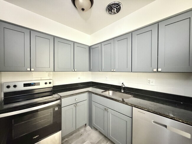 Foto del edificio - 3825 N Pine Grove Ave