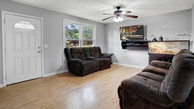 Foto del edificio - For Rent : 4BR, 1 1/2BA home with fenced in back yard and storage building.