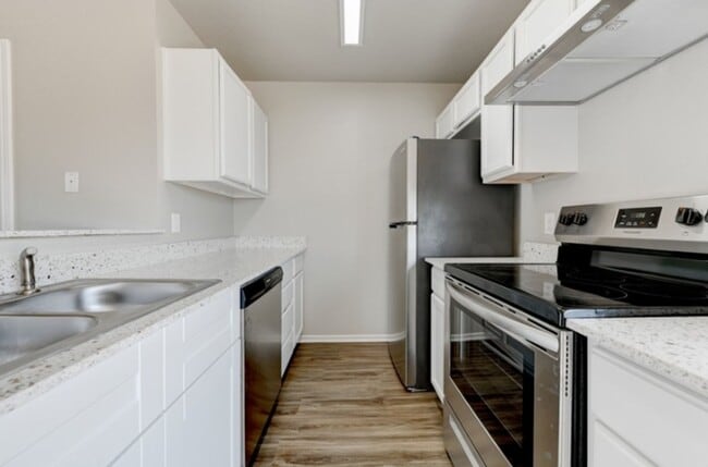 Building Photo - AVAILABLE NOW; APPLY AT OUR WEBSITE TODAY!!