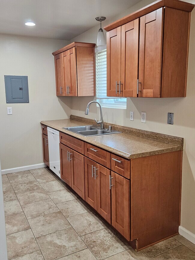 Kitchen - 874 Castlewood Dr