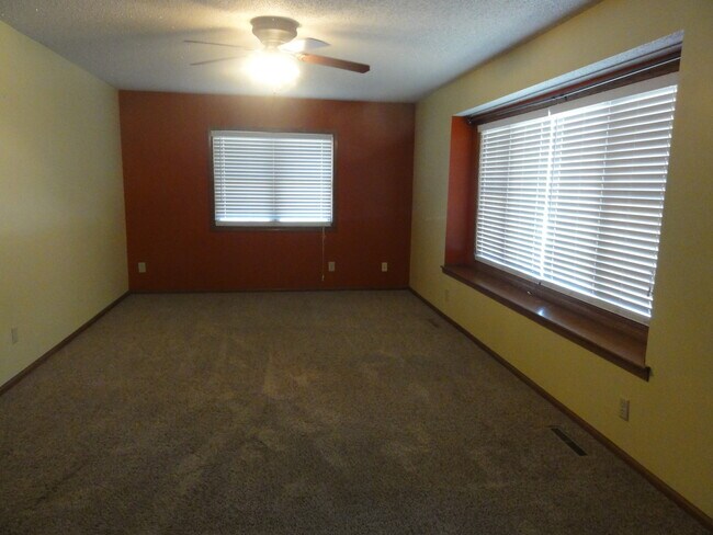 Building Photo - Great Home in Smaller Chapman Community!