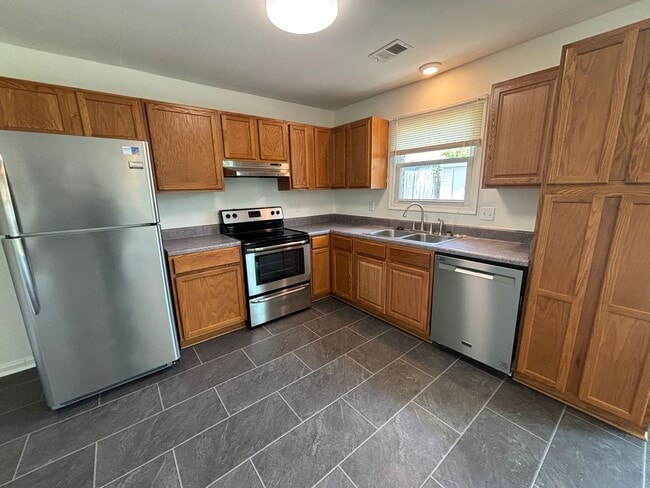 Building Photo - 402 Aspen Dr