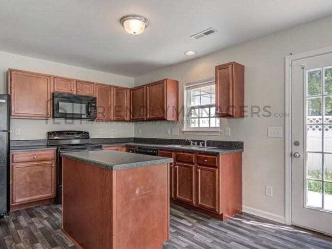 Foto del edificio - Beautiful 3 Bed, 3 Bath Town Home in Green...