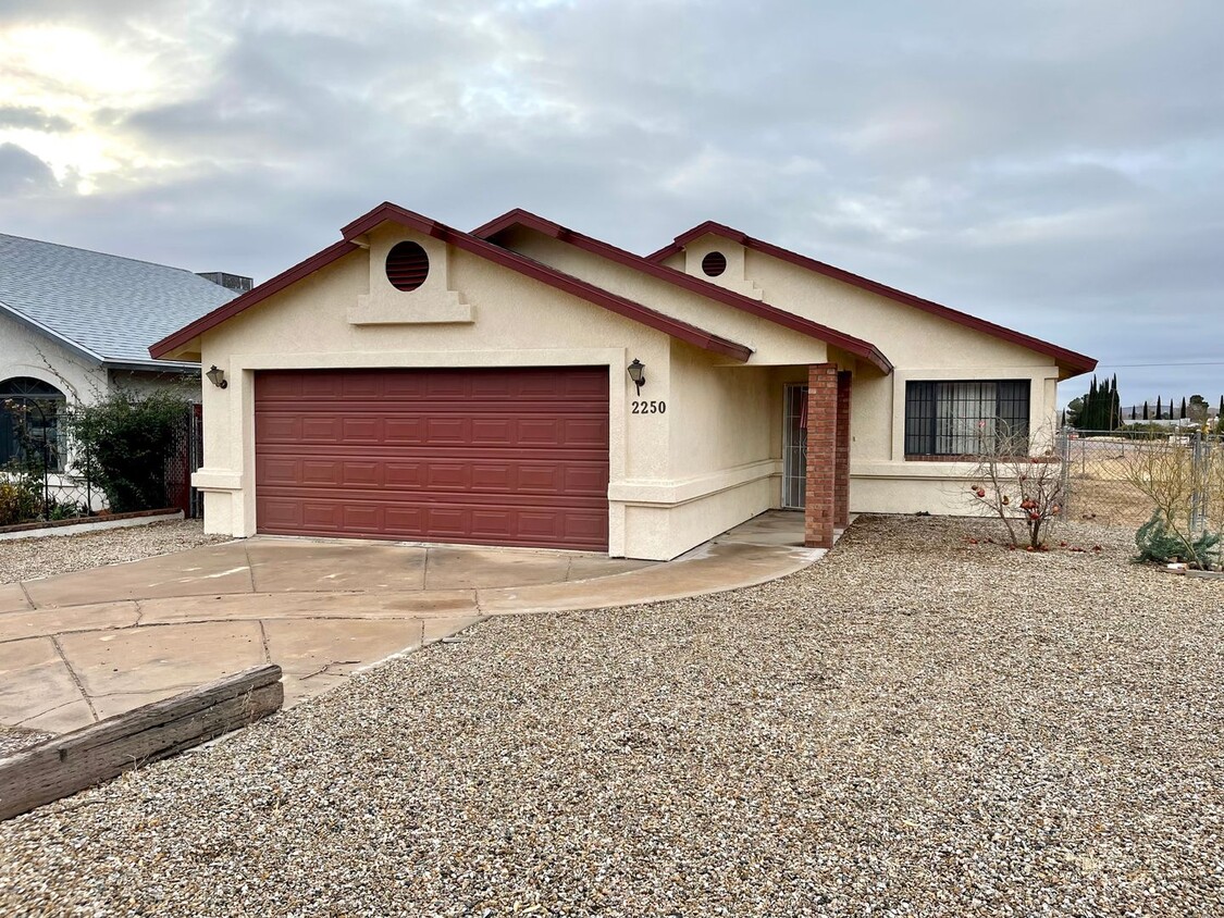 Foto principal - Updated 3 Bedroom Home Near Mohave Communi...