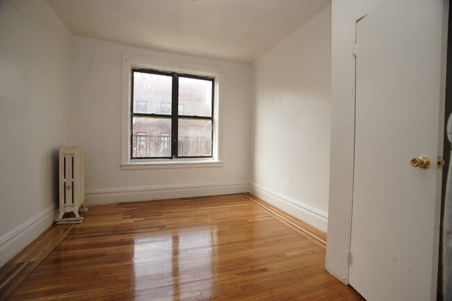 Building Photo - 2114 Daly Ave