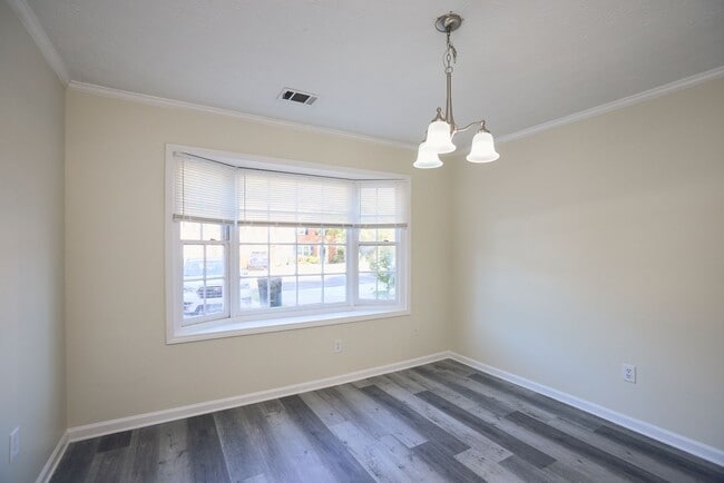 Foto del edificio - 2BR/2.5BA Townhome Gem with Fenced Yard, Fireplace & Bay Windows