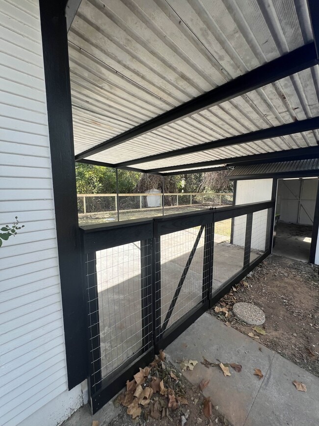 Building Photo - 1105 N Rusk St