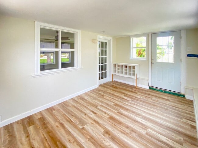 Building Photo - 3/2 Beachside Bungalow with Garage!