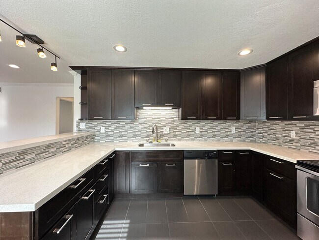 Foto del edificio - Updated 2 Bed / 1 Bath - Ground Floor Condo - Commuter-Friendly Location