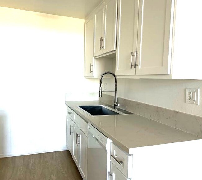 Kitchen quartz countertop - Magnolia Terrace Apartments