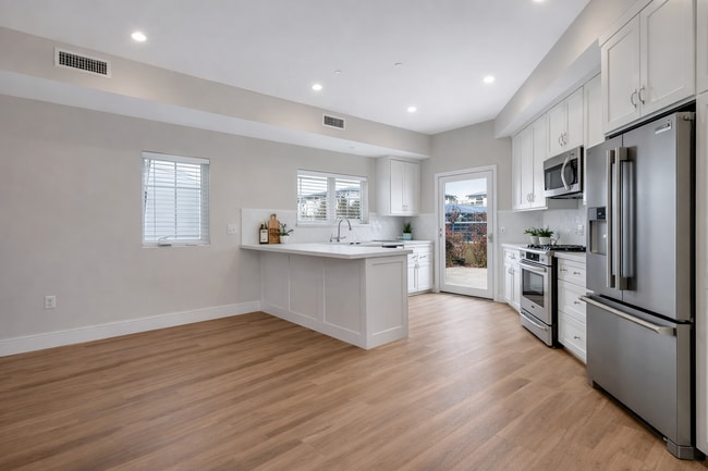 Building Photo - Grant Avenue B