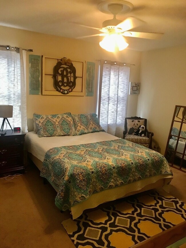 Building Photo - Williamsburg Townhomes