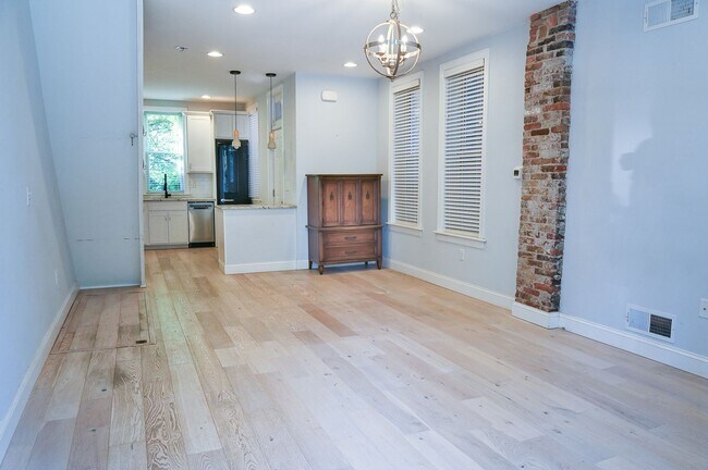 Building Photo - Amazing Open Concept 2 Bedroom on Muench