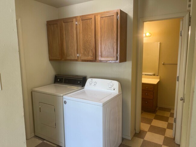 Foto del edificio - 2 Bed 1 Bath Duplex