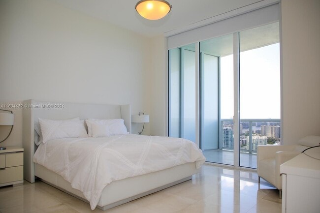 Building Photo - 16001 Collins Ave