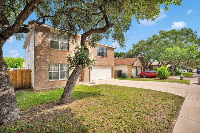 Building Photo - Charming 4 Bedroom Home!