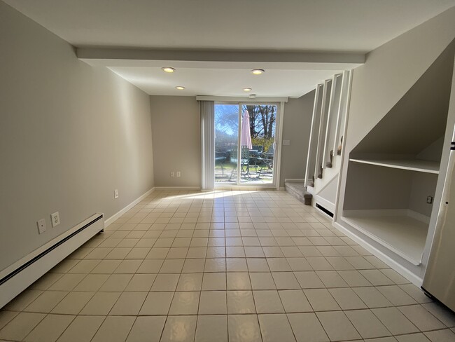 Building Photo - 934 Daniels Farm Rd