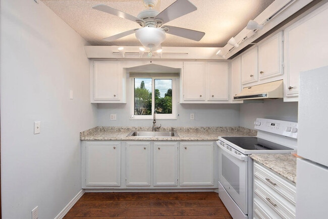 Building Photo - 1212 NE 14th Ct