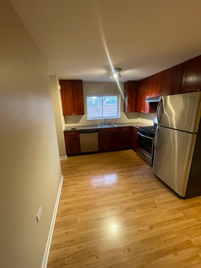 Building Photo - 8845 Lamon Ave