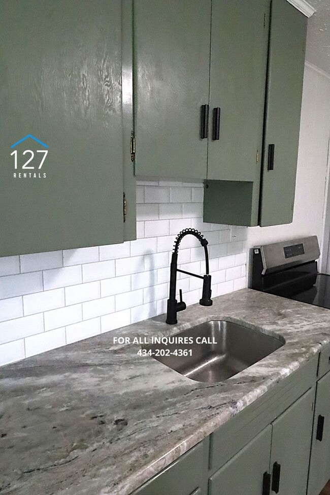 Building Photo - Fully Renovated 2-Bedroom Apartment in Convenient Location!