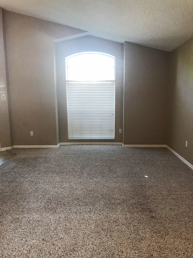 Building Photo - 941 Maple Creek Dr