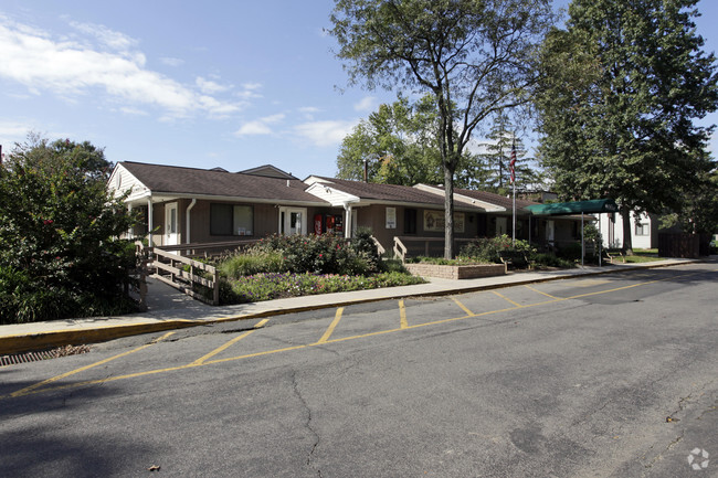 Building Photo - Country Commons Apartments