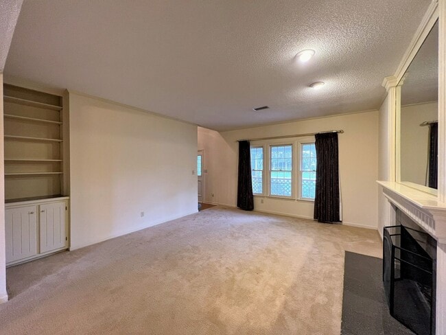 Foto del edificio - GREAT FARRAGUT LOCATION WITH INVITING FRONT PORCH CHARM!!!