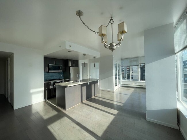 Building Photo - 1887 Crowe St